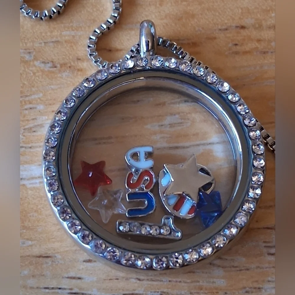 EUC Adult Jewels Silver Tone USA America Floating Charm Necklace Jewelry
